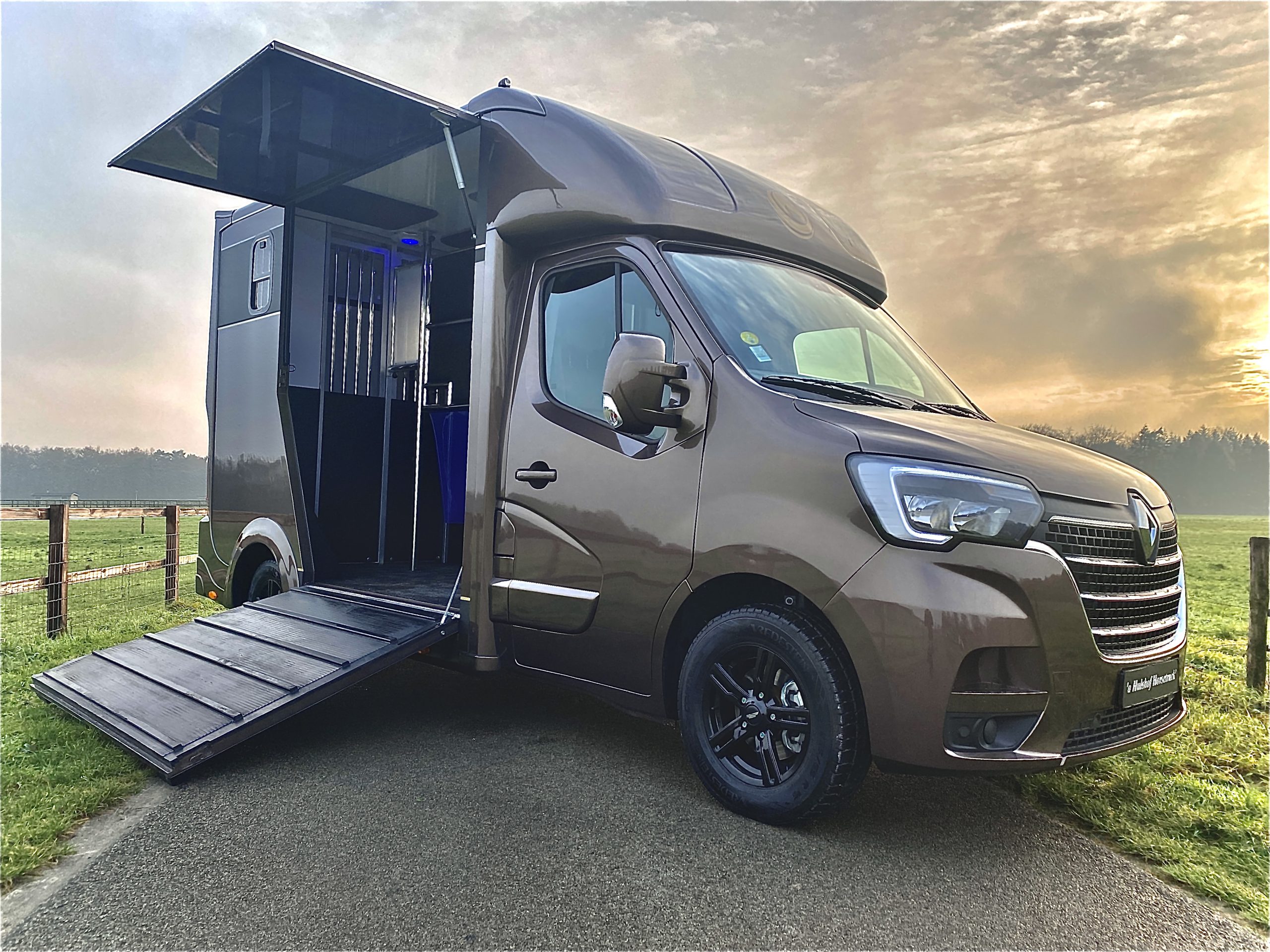 Renault Master 2horses new in stock! Hulshof Horsetrucks